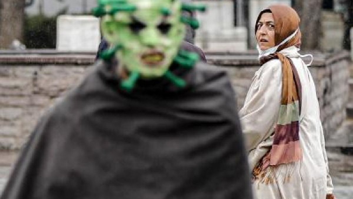 Ankara'da korona maskesiyle sosyal mesafe uyarısı