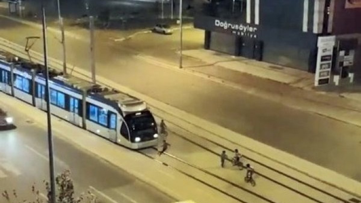 Antalya'da çocukların tramvayla ölüm oyunu