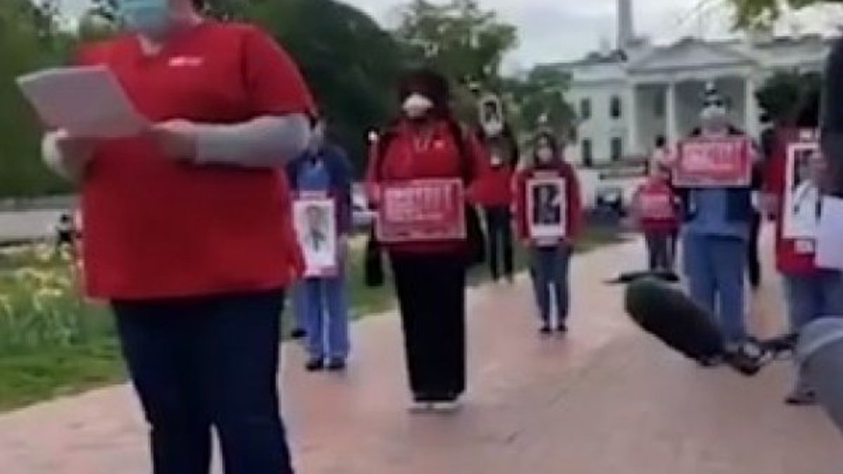 ABD'de hemşireler Bayaz Saray'da Trump'ı protesto etti