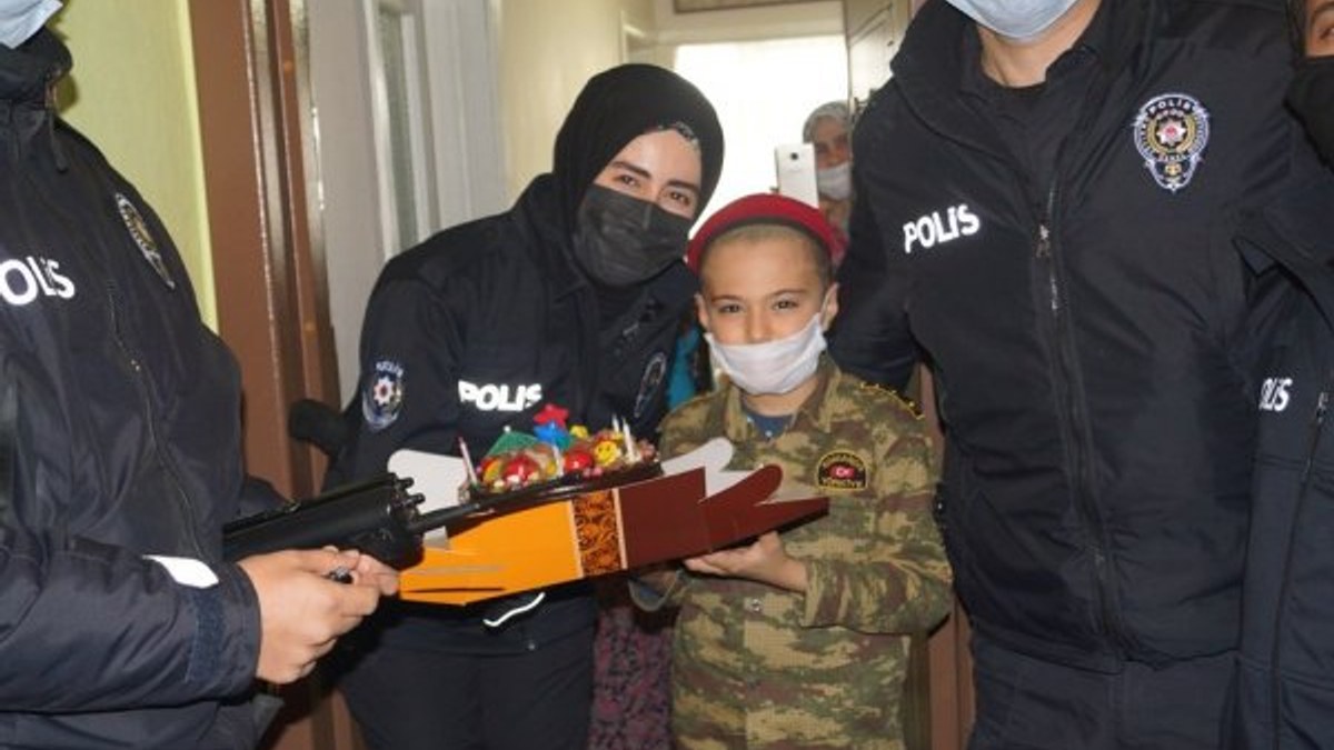 Bursa'da 10 yaşındaki çocuğa, polislerden sürpriz