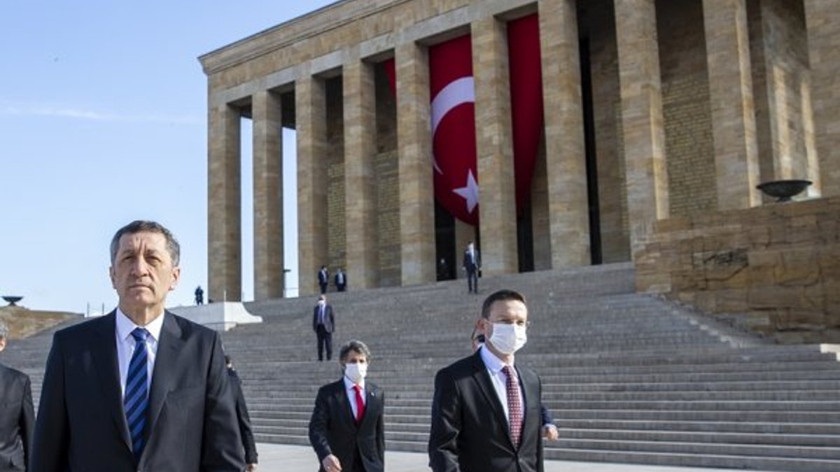 Milli Eğitim Bakanı Ziya Selçuk, Anıtkabir'deydi