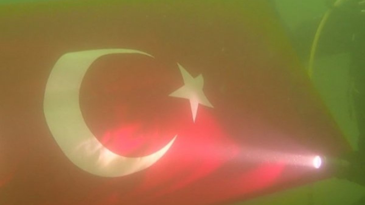 Dalgıçlar, 30 metre derinlikte Türk bayrağı açtı