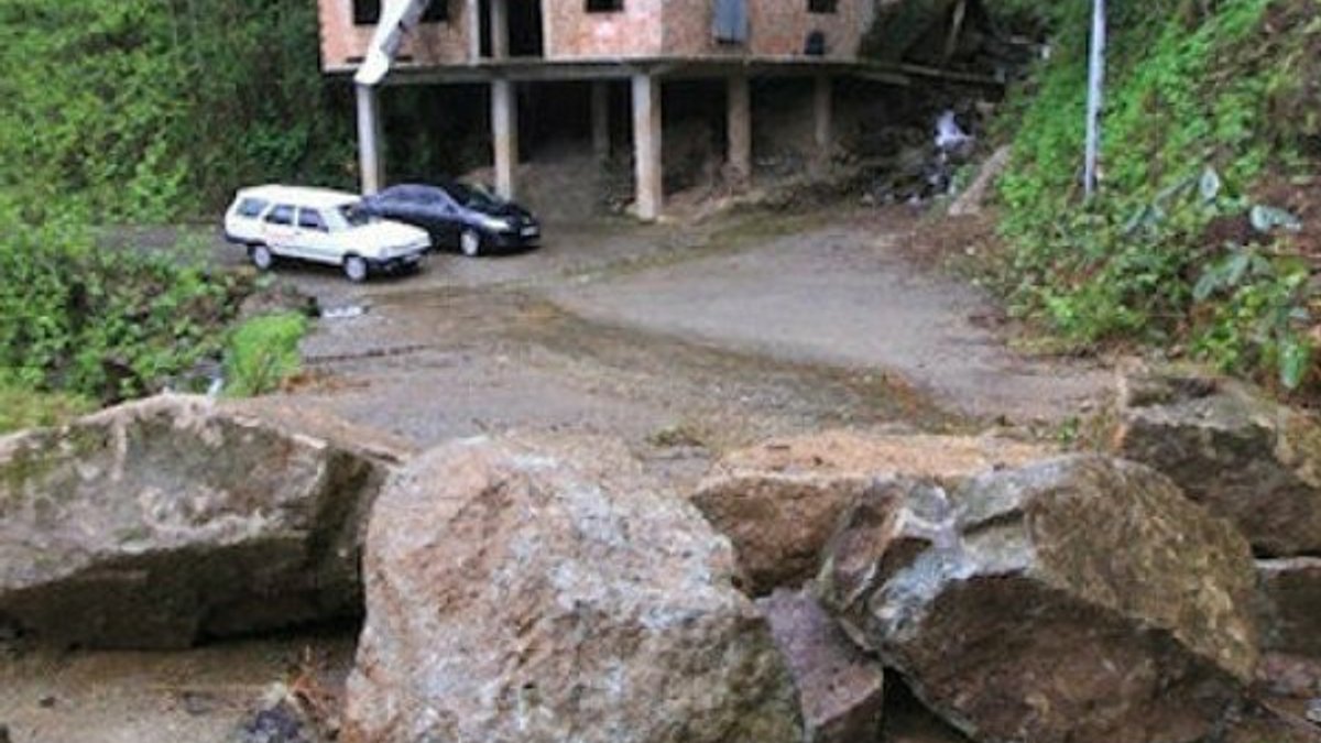 Rize'de muhtar, köy yollarını kayalarla kapattı