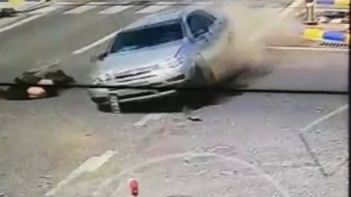 Mardin'de kırmızıda geçen araç, 20 yaşındaki gence çarptı