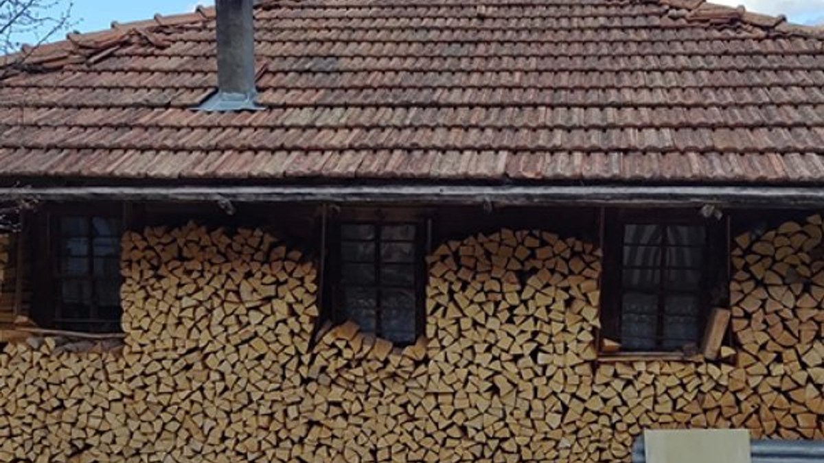 Samsun'da bir vatandaş, evinin duvarlarını odunla çevirdi