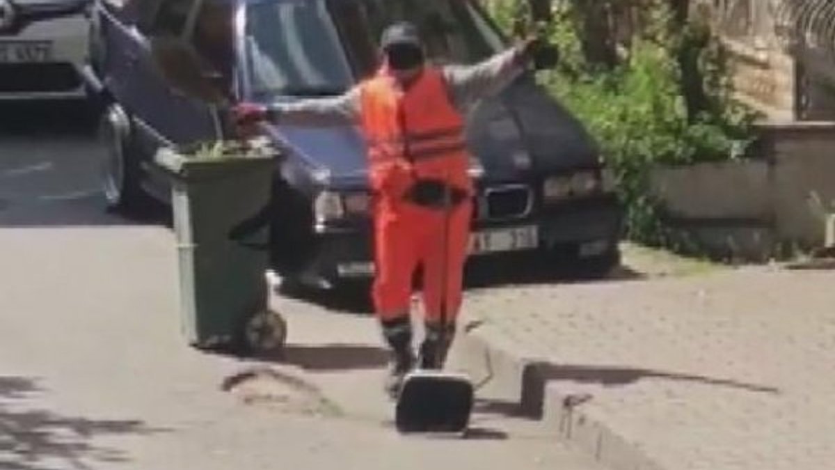İstanbul'da temizlik görevlisi, mahalleliye eşlik etti