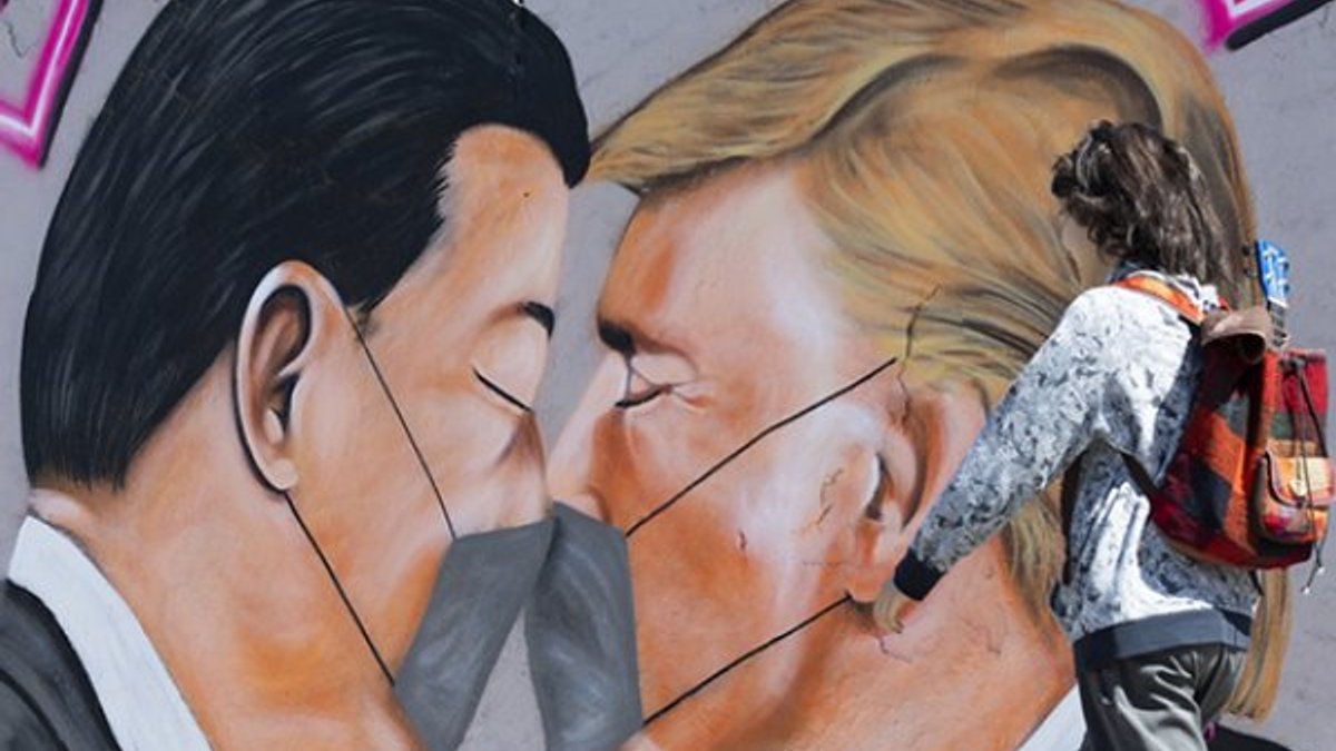 Almanya'da Trump ile Şi'nin maskeli halleri çizildi