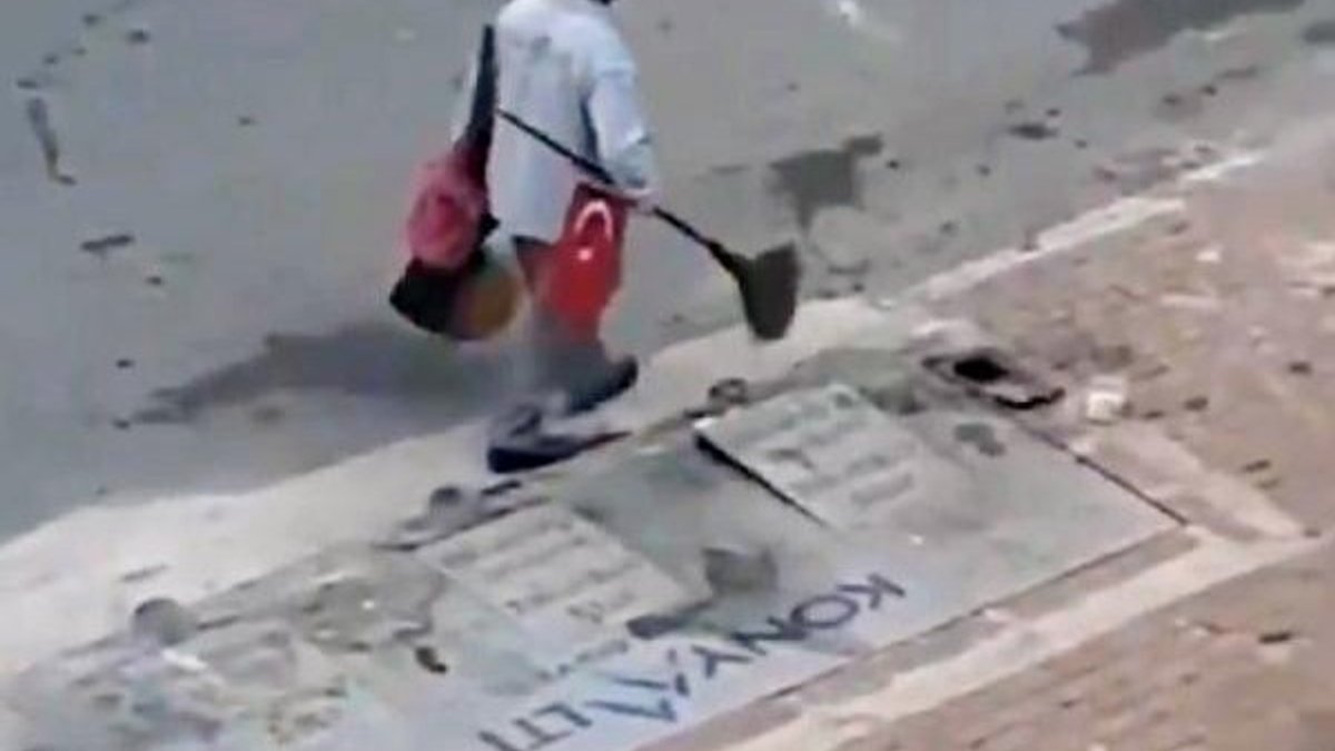 Türk bayrağını süpürgesinin sapına takan işçiye ödül