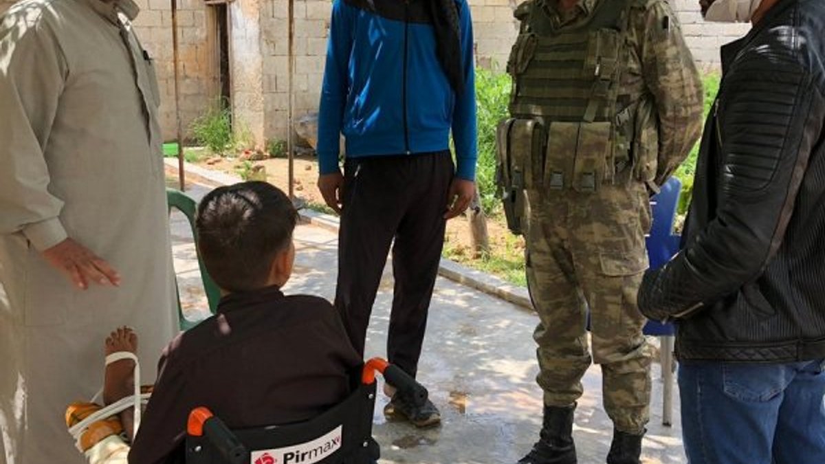 Mehmetçik, PKK'nın sakat bıraktığı çocuğu ziyaret etti