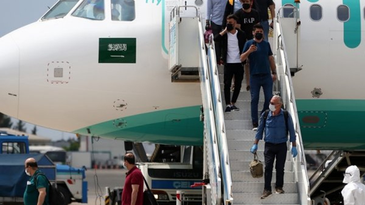 Suudi Arabistan'dan 168 vatandaş Adana'ya getirildi