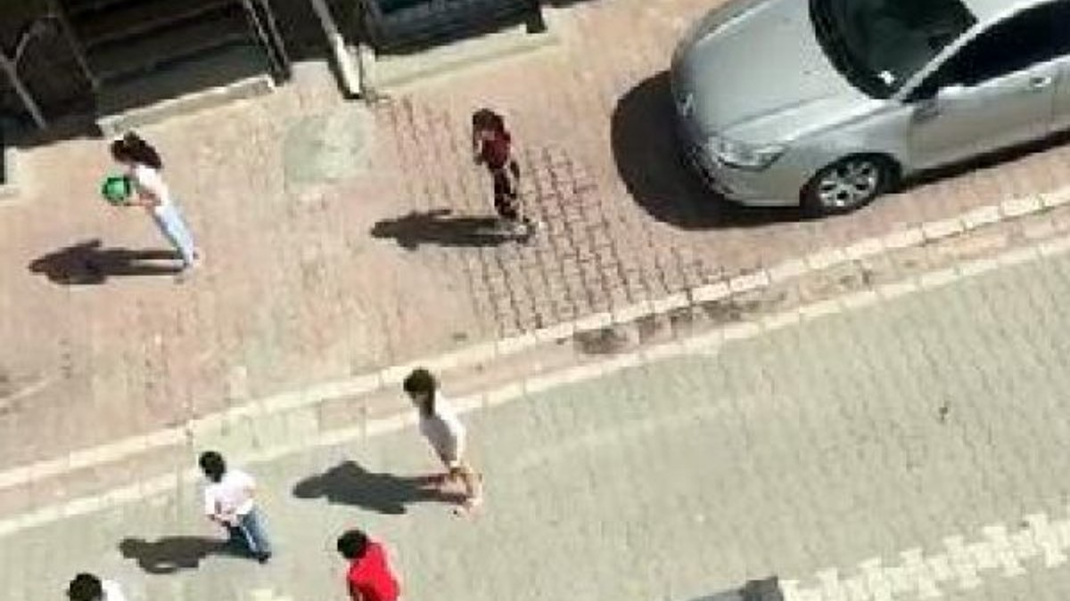 İstanbul'da sokağa çıkan çocukları polis sireni durdurdu