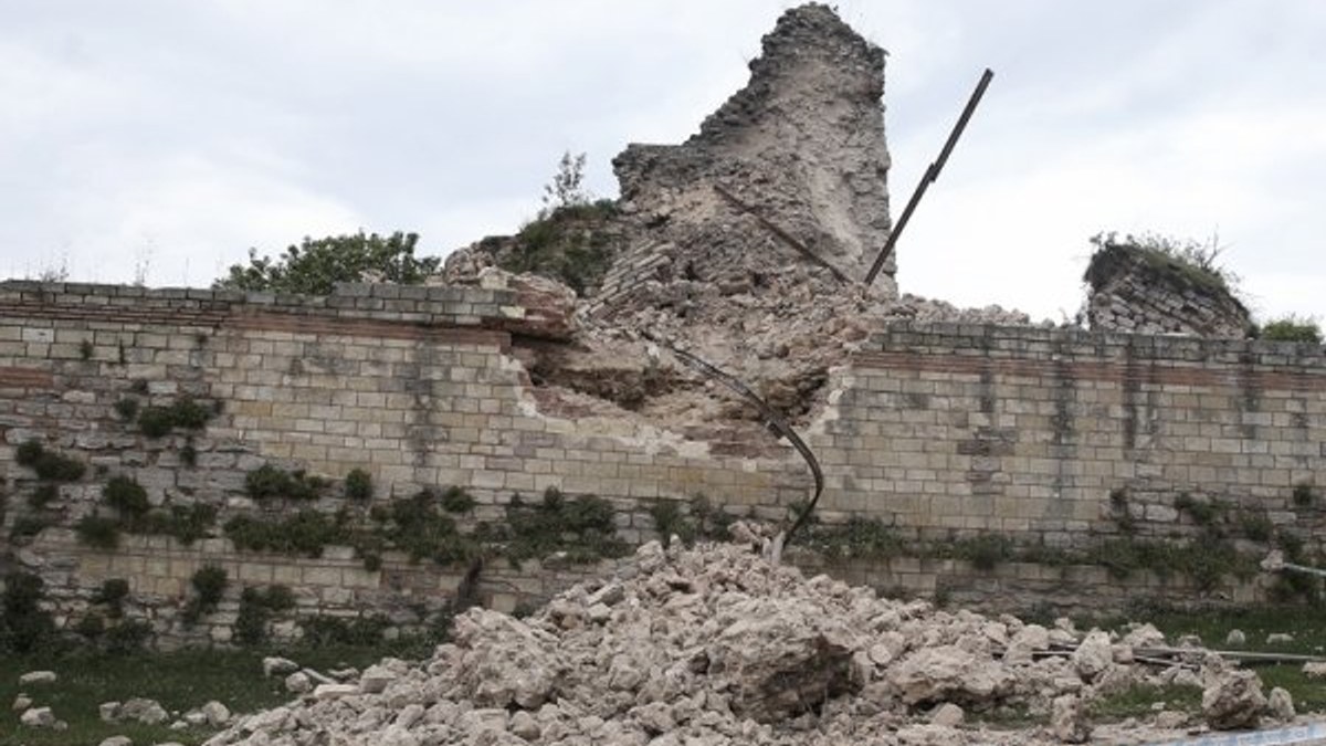 İstanbul'daki tarihi surlarda çökme meydana geldi