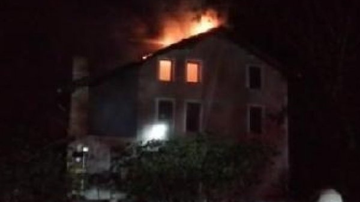 Silivri'de yıldırım düşen evin çatısı alev alev yandı