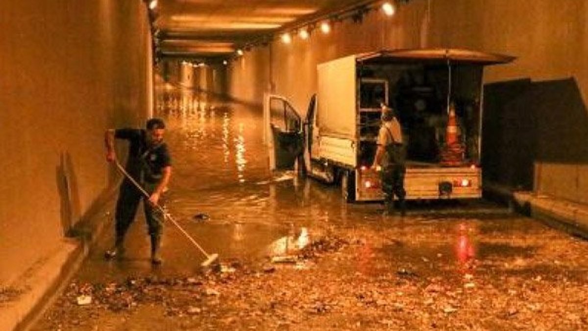 Antalya'da çöpler gideri tıkayınca alt geçidi su bastı