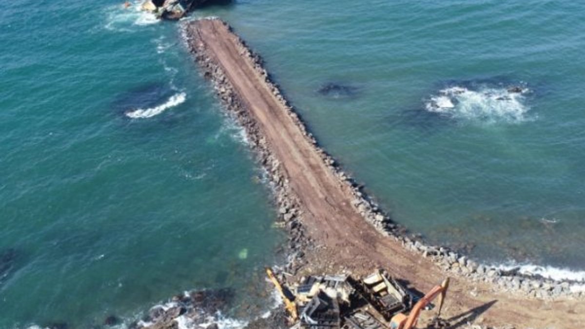 Şile'de karaya oturan gemi parçalanarak çıkartılıyor