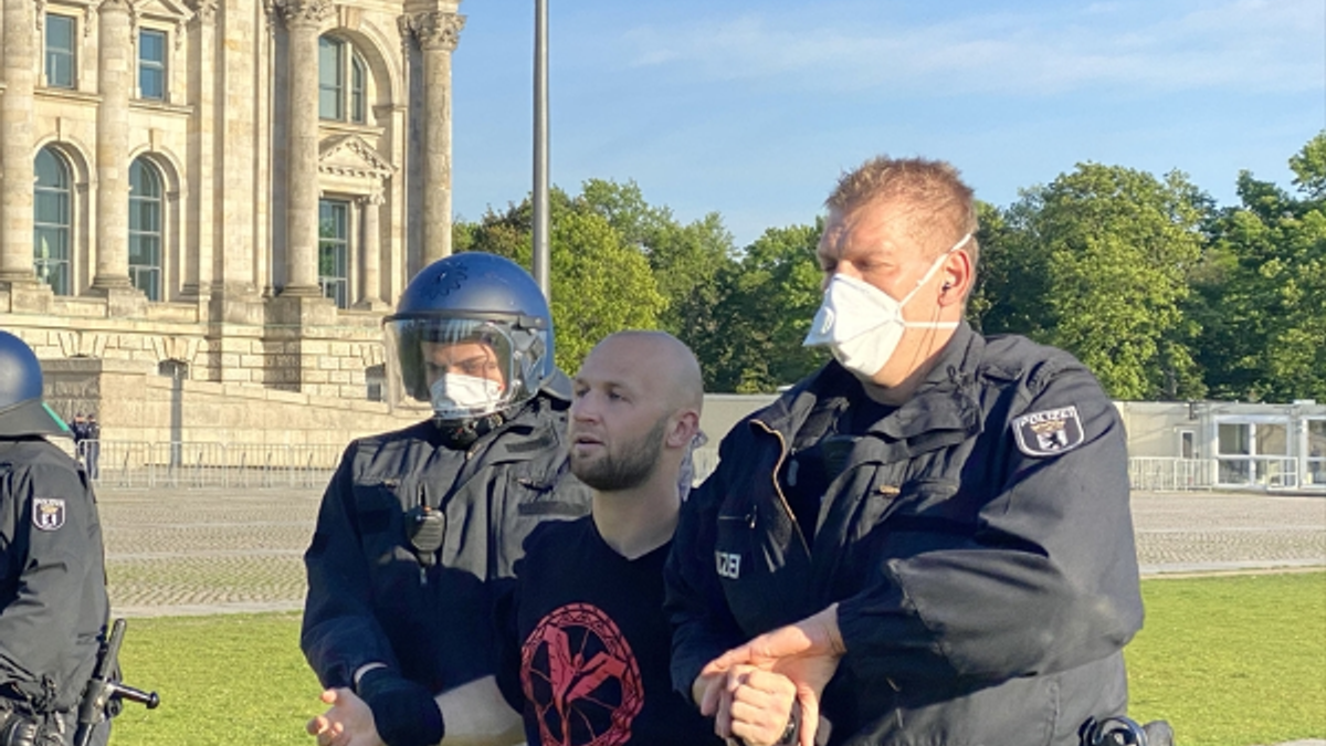 Almanya’da koronavirüs kısıtlamalarına protesto