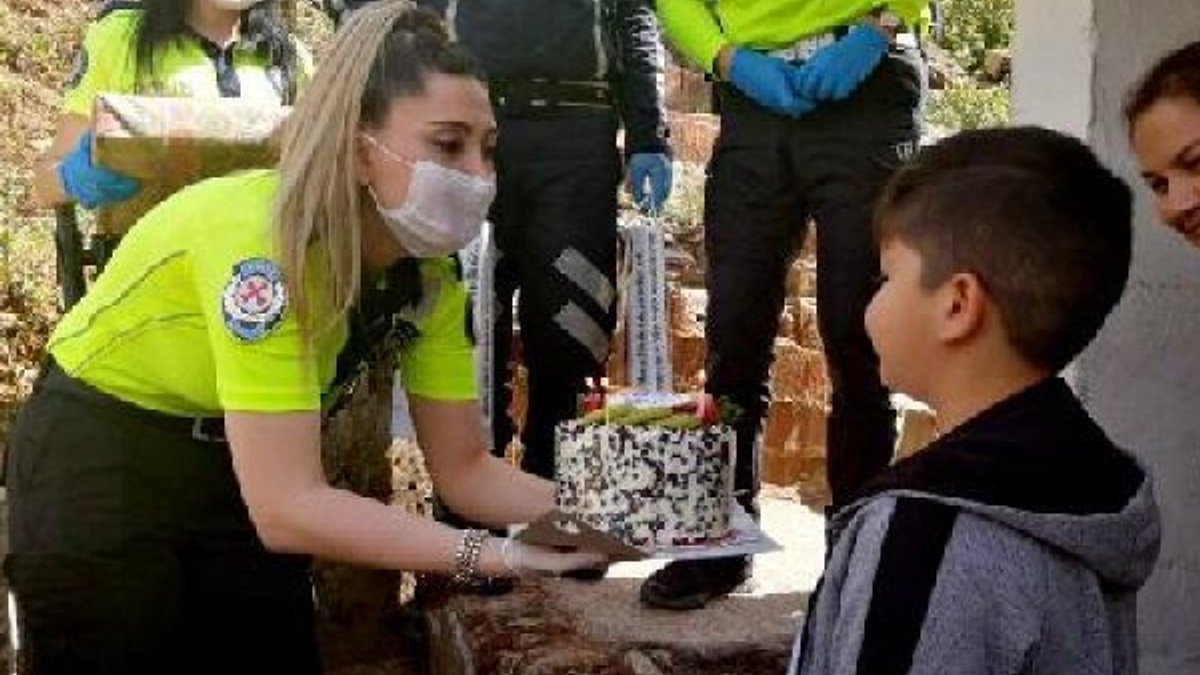 11 yaşındaki Yiğit'e polislerden doğum günü sürprizi