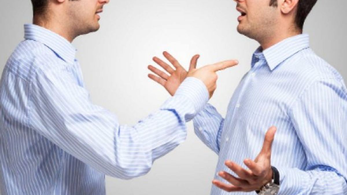 Беседа девушек. Лица которые общались. Диалог с самим собой. Две женщины беседуют. Энергетический вампир.