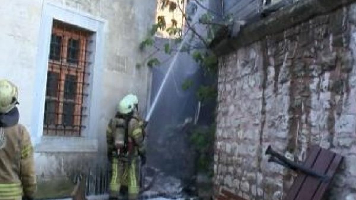 Fatih’te ahşap iki binada yangın çıktı