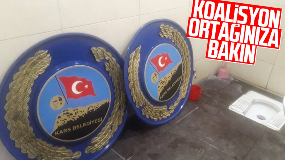 Kars Belediyesi, Türk bayraklı tabelayı tuvalete koydu