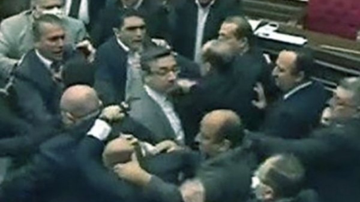 Ermenistan Parlamentosu’nda yumruklu kavga
