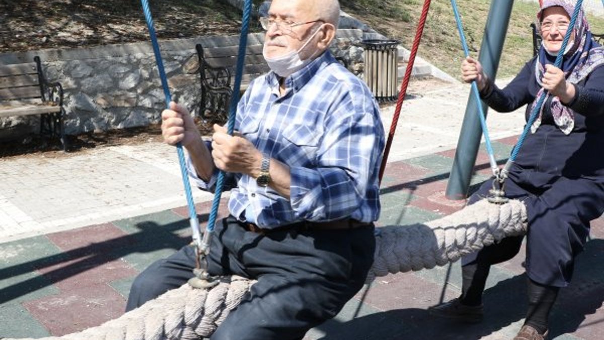 Safranbolu'da yaşlı çift parkta sallanarak eğlendi