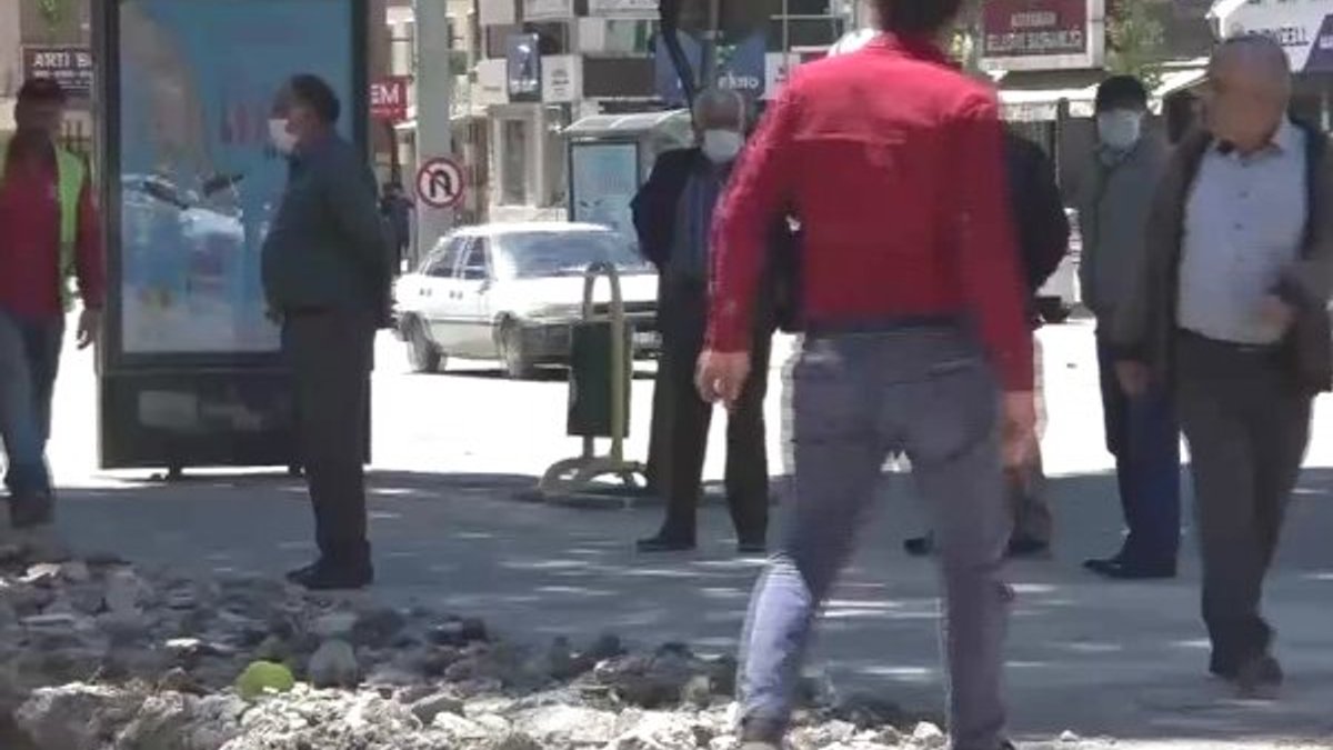 Sokağa çıkma izinlerinde yıkım çalışması izleyen yaşlılar