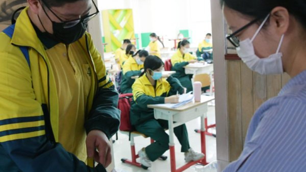 Çin'de öğrencilere, korona takibi için bileklik takılıyor