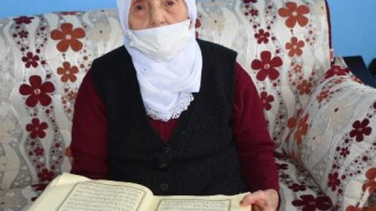 İzmir'de yaşayan 106 yaşındaki Fadime Nine orucunu bırakmıyor