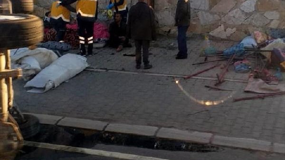 Kırşehir'de işçileri taşıyan minibüsü devrildi: 10 yaralı