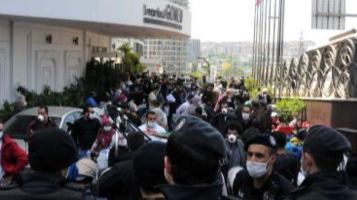 Libya'dan uçak gelmeyince otel önünde protesto ettiler
