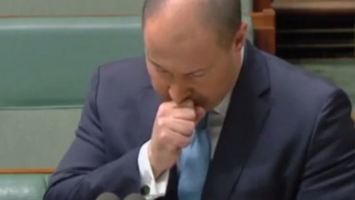Avustralyalı bakan meclis ortasında öksürük krizi geçirdi