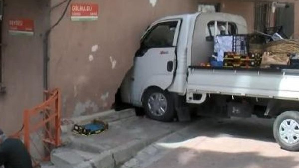 İstanbul'da freni patlayan kamyonet evin yatak odasına girdi