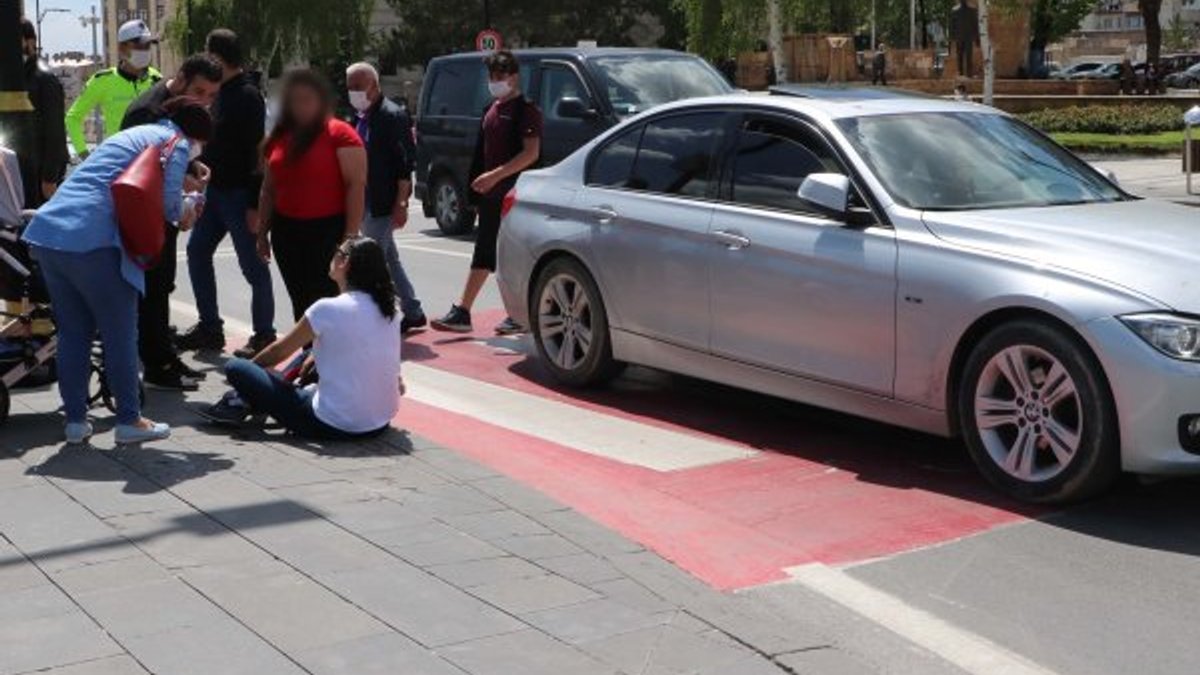 Sivas'ta araç, bebek arabası ve yayaya çarptı