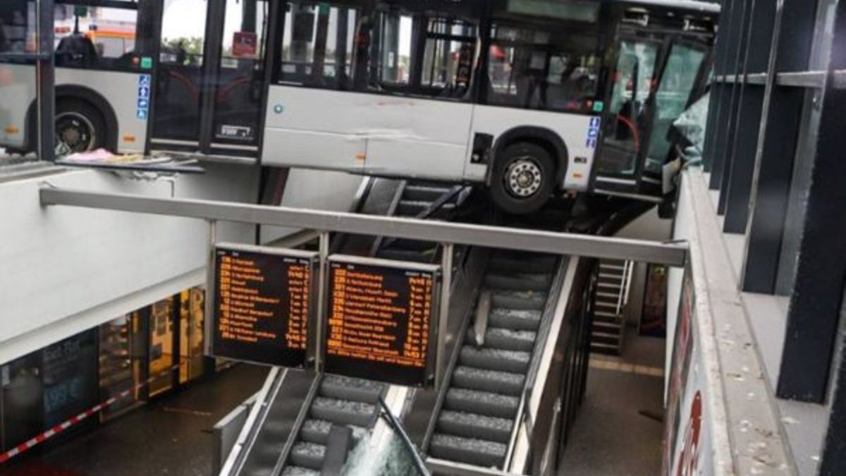 Almanya'da otobüs, tren istasyonuna daldı