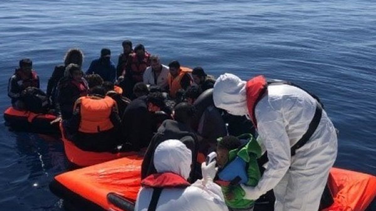 Aydın Kuşadası Körfezi’nde 30 göçmen kurtarıldı