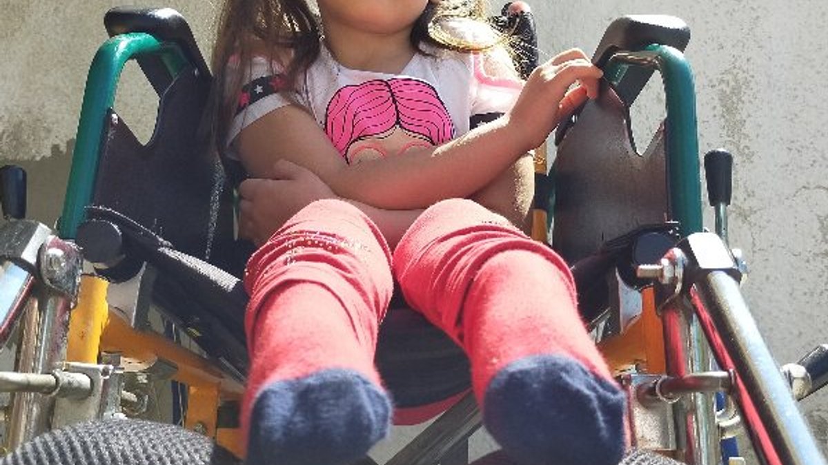 7 yaşındaki Aysu, tekerlekli sandalyeye mahkum kaldı