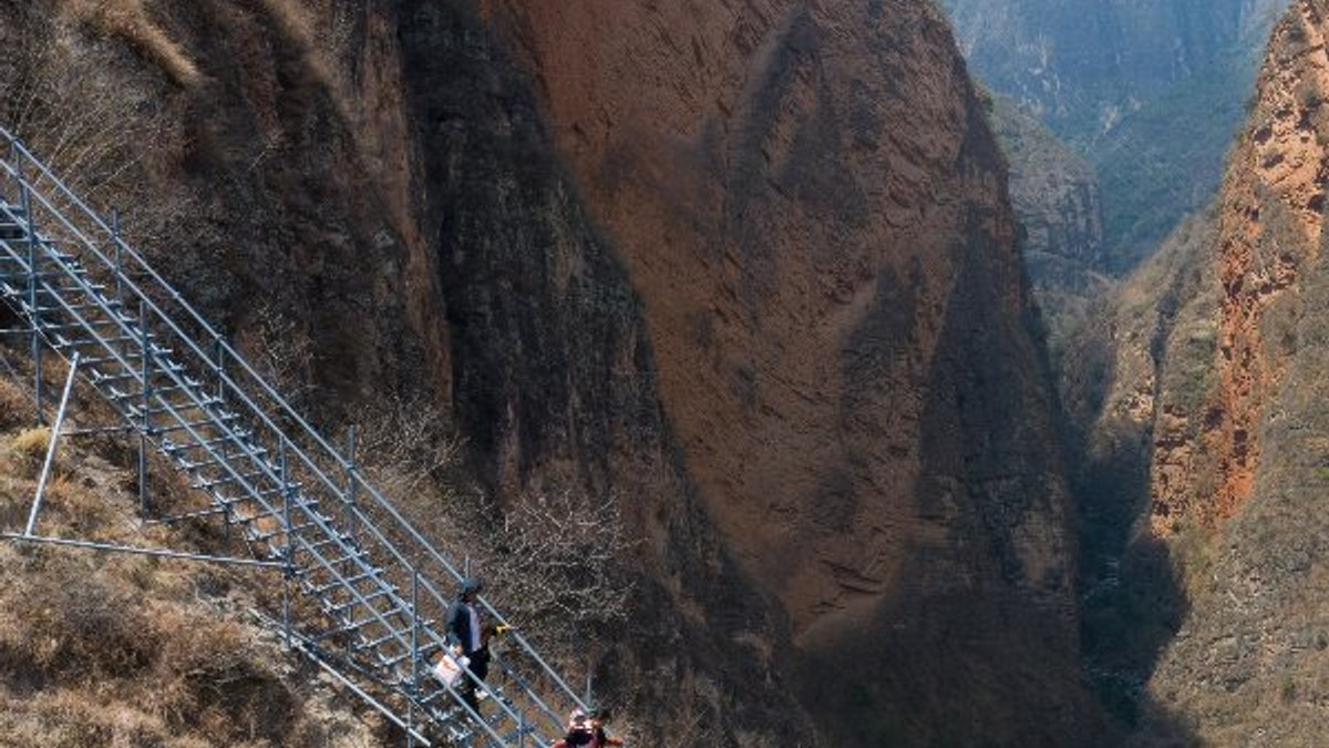 Çin'de 800 metrelik uçumurun yamacındaki köy boşaltıldı