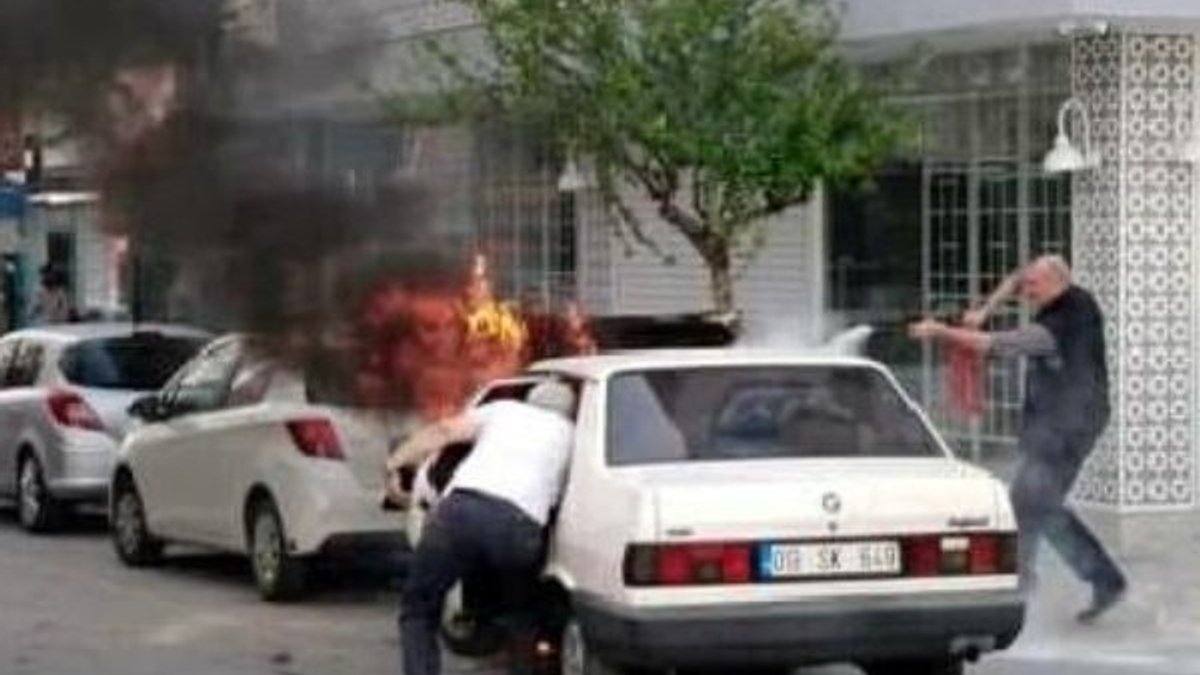 Aydın'da yanan otomobile esnaftan müdahale