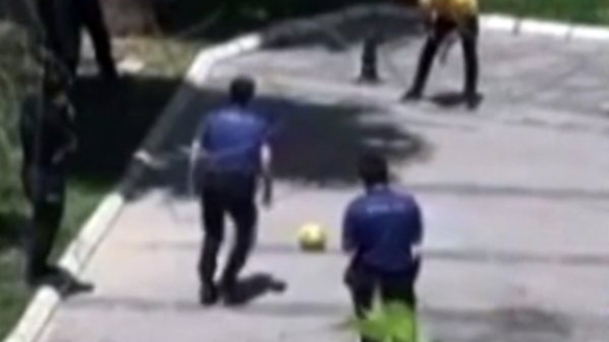 Nusaybin'de polis, gençlerle futbol oynadı