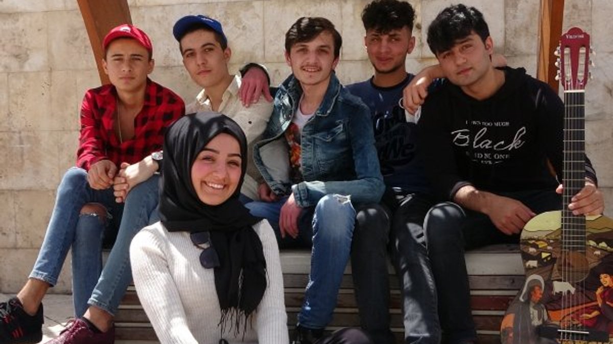 Sivas’ta bir grup genç izinlerini şarkı söyleyerek geçirdi