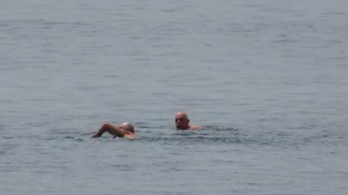 65 yaş üstü vatandaşlar Kadıköy'de denize girdi