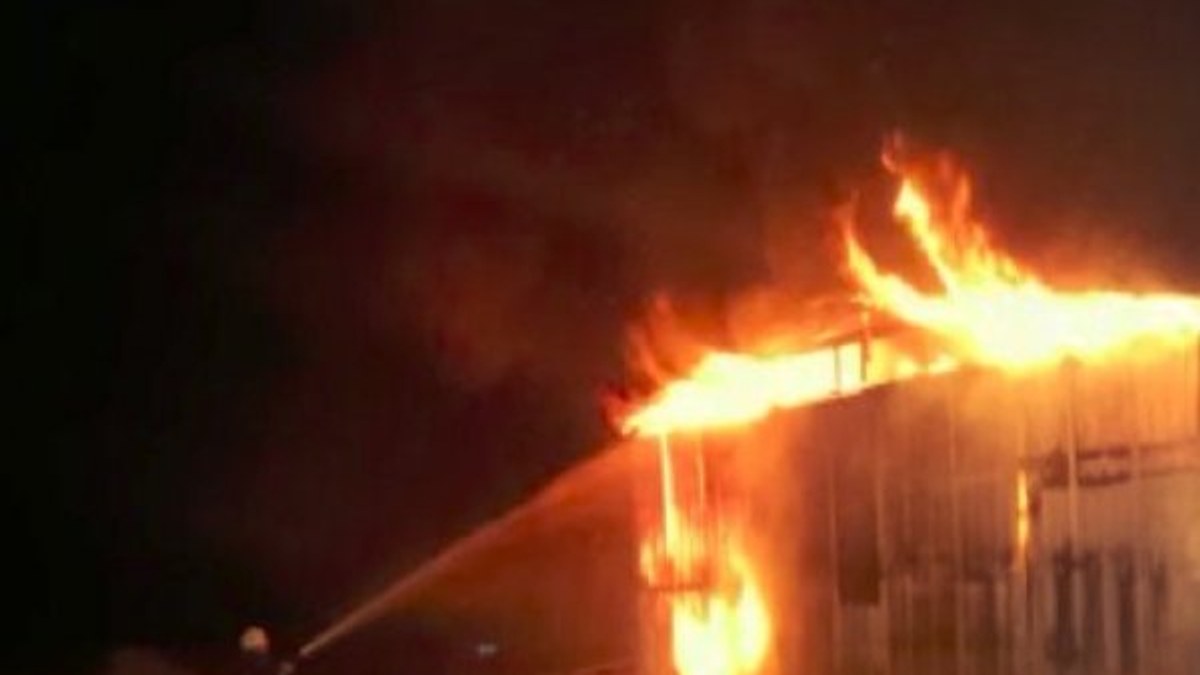Antalya'da mobilya atölyesinde yangın çıktı