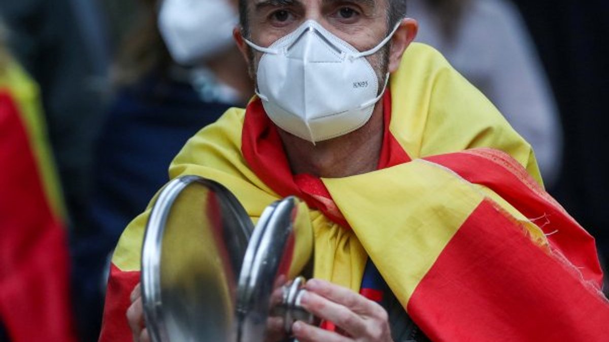 İspanya'da hükümetin korona politikasına protestolar