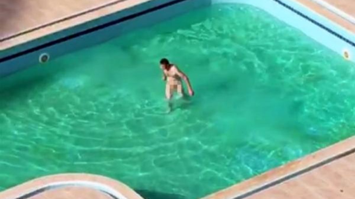 Alkollü Rus turist çırılçıplak havuza girdi