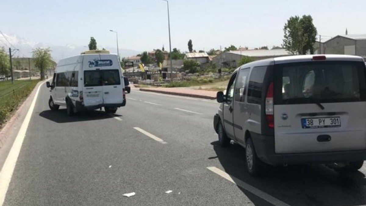 Kayseri'de ticari araç servise arkadan çarptı: 3 yaralı