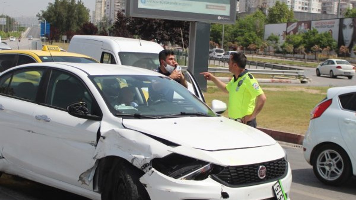 Antalya'da otomobil bariyerlere çarptı