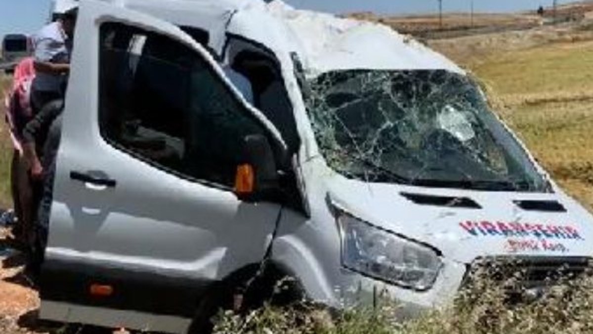 Şanlıurfa'da minibüs devrildi: 13 yaralı