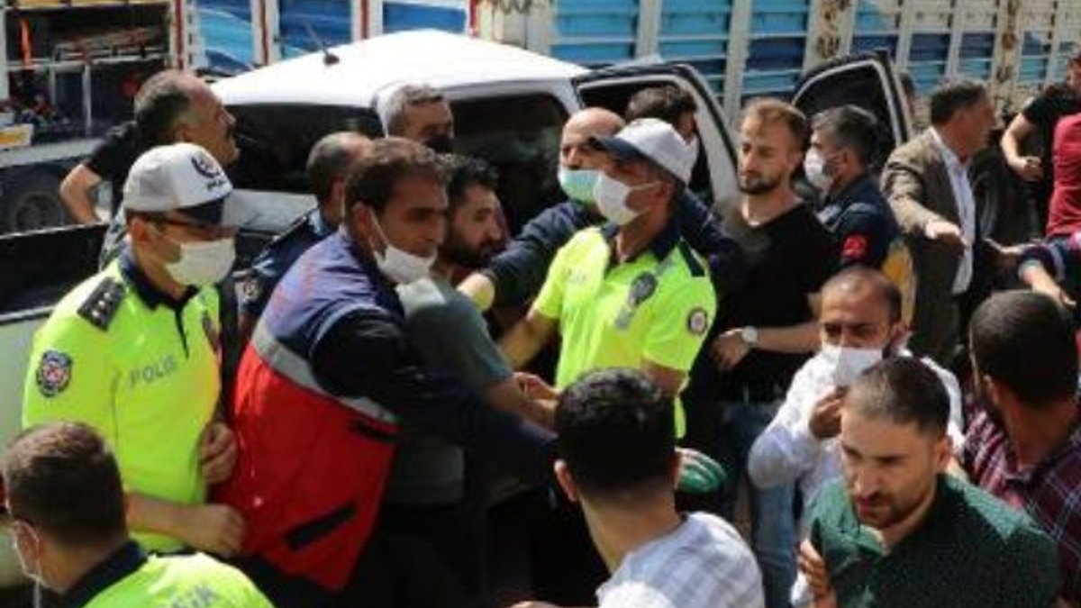 Hakkari'de vatandaşı uyaran polise saldırı