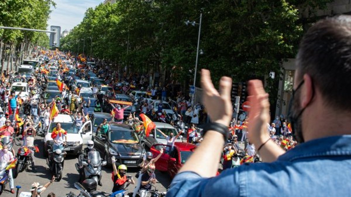 İspanyollar araçlarıyla karantina protestosunda